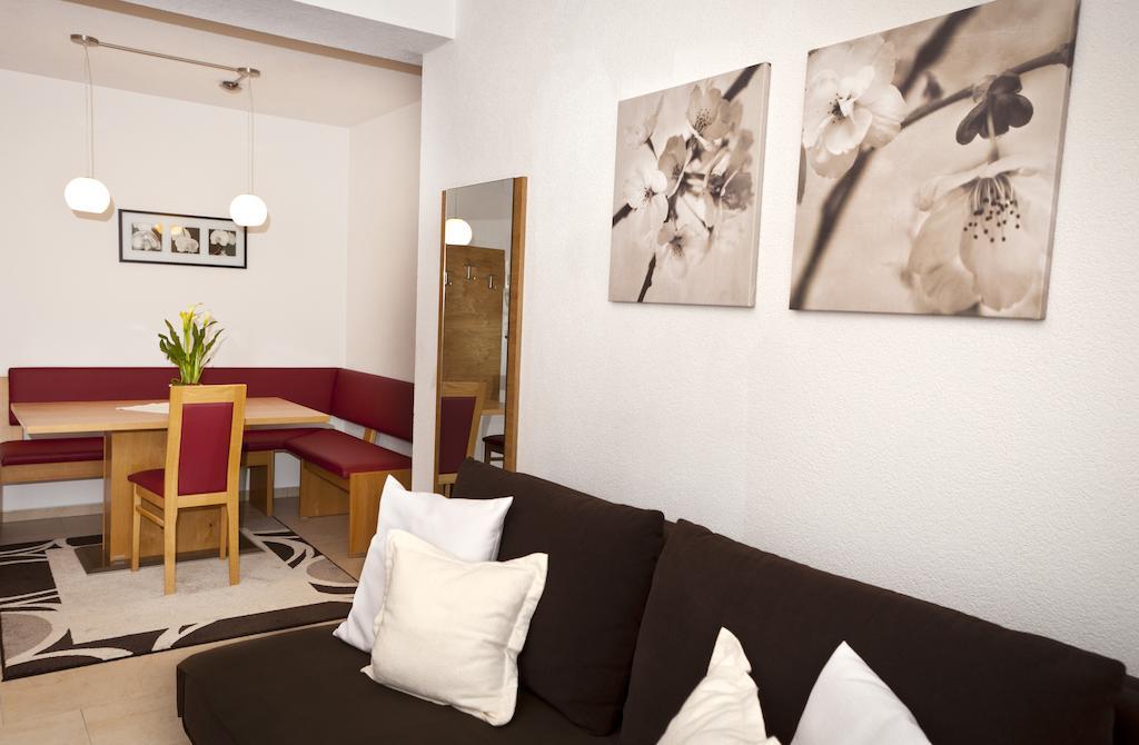 Alpina Appartements Nauders Kamer foto